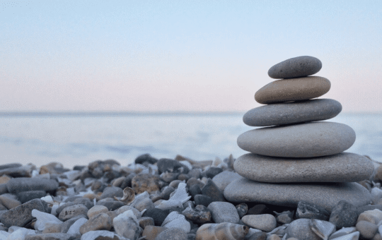 balancerende sten på strand